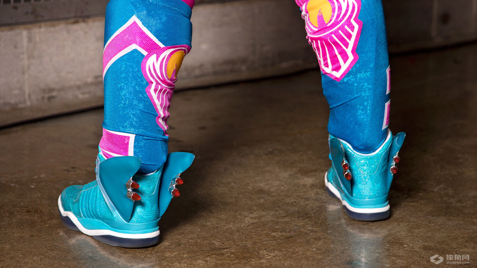 看着WWE战靴，你能猜到选手是谁吗？