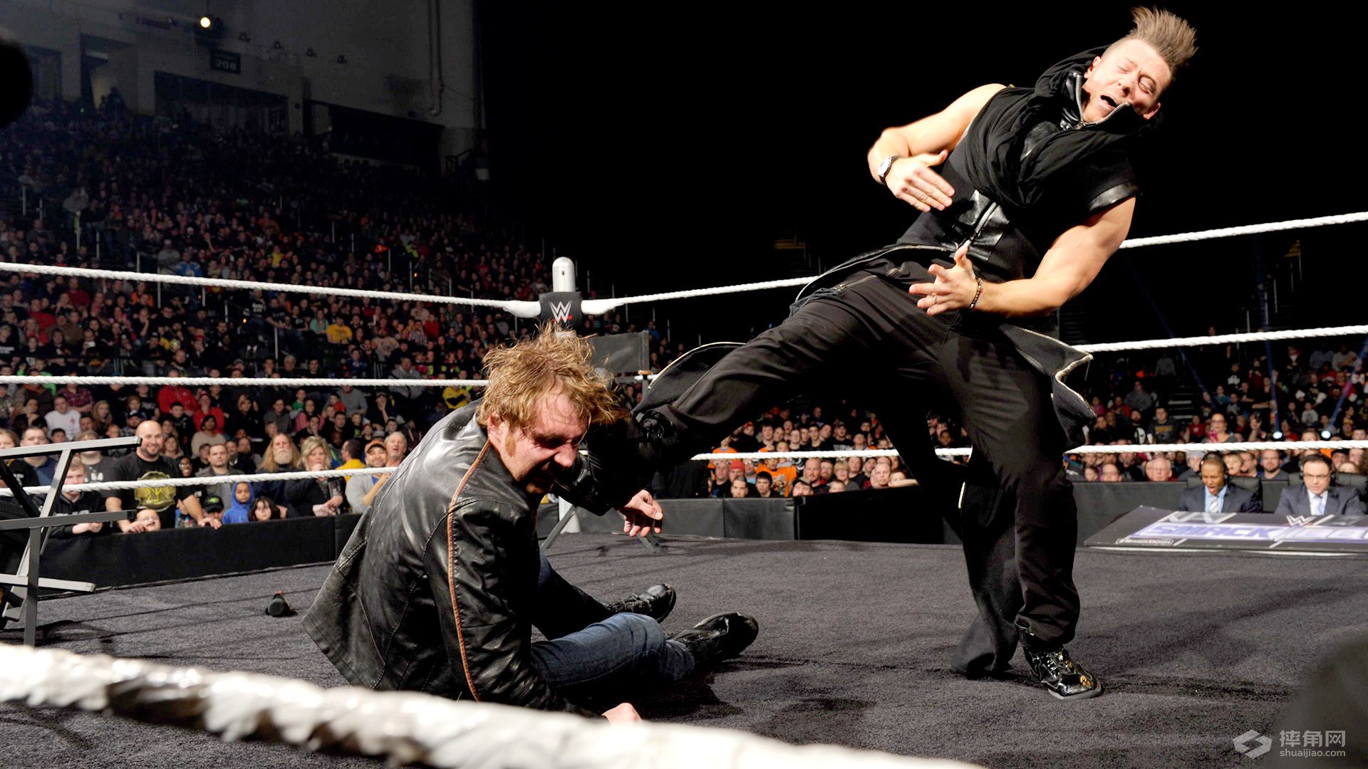 安布罗斯和欧文斯在米兹tv对峙《wwe smackdown 2016.