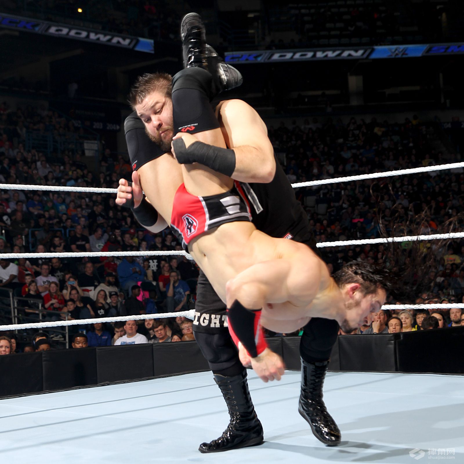 内维尔&萨米·扎恩对阵凯文·欧文斯&米兹《WWE SmackDown 2016.03.10》