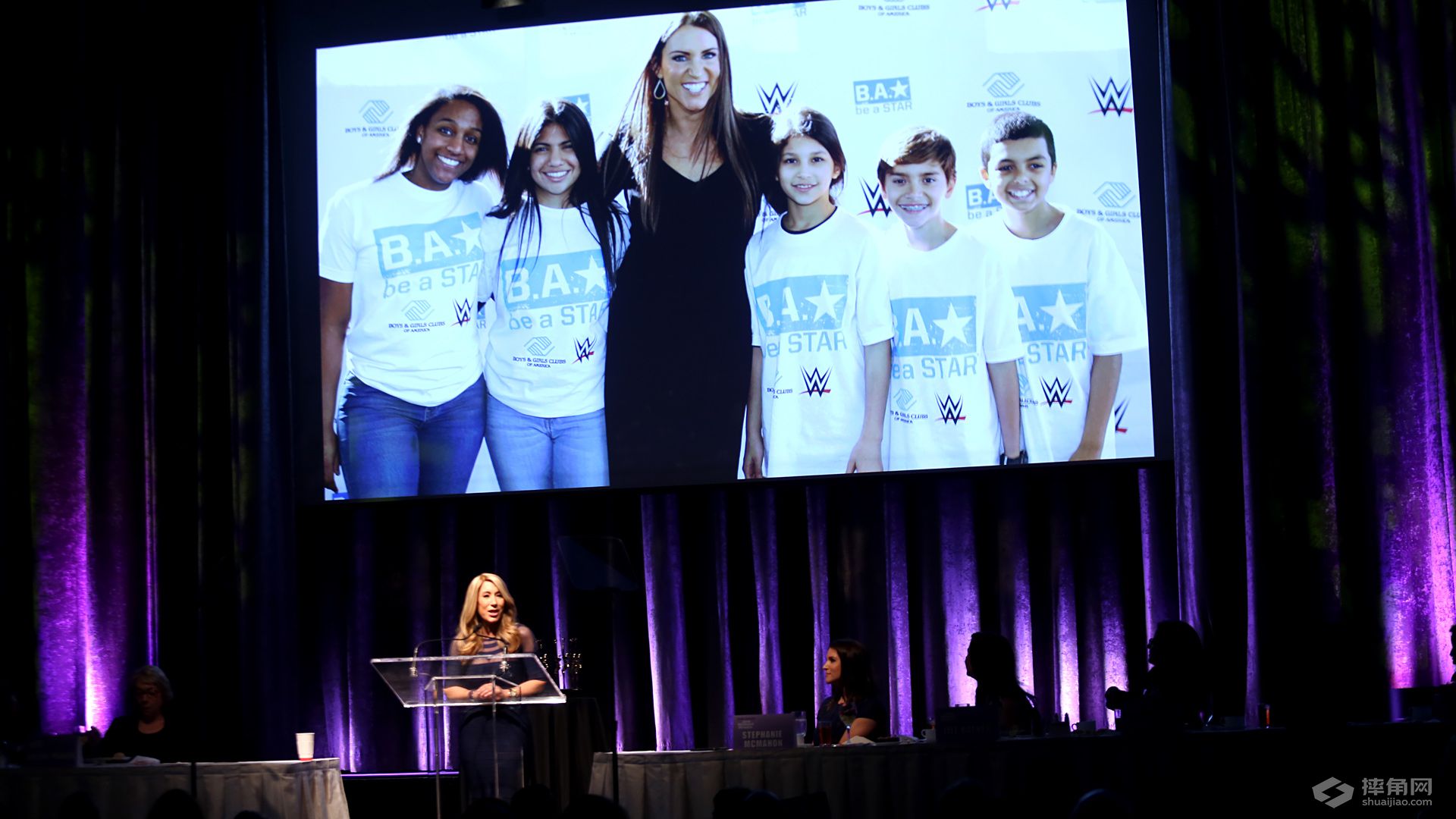 WWE斯蒂芬妮·麦克曼获得电视奇迹女子奖