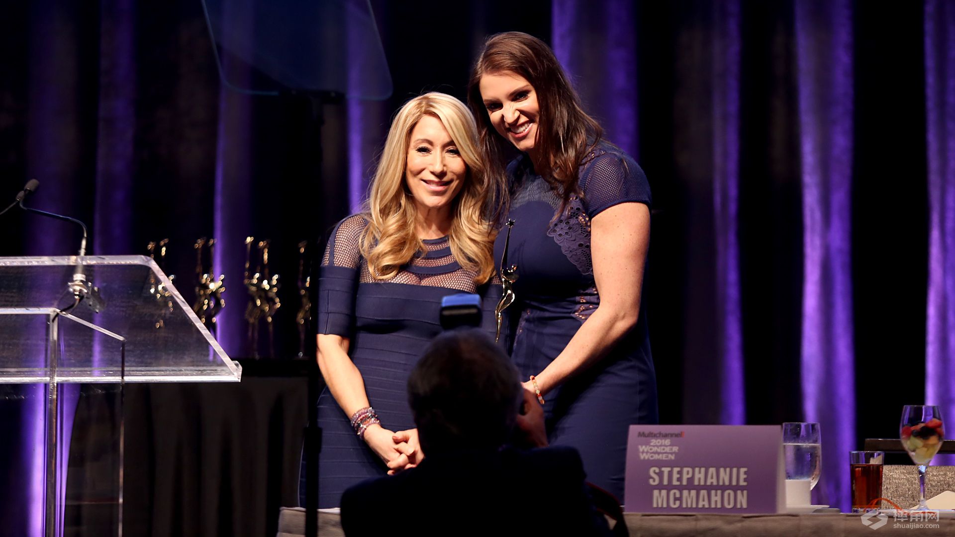 WWE斯蒂芬妮·麦克曼获得电视奇迹女子奖