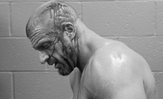 WWE世界重量级冠军赛HHH遭遇罗曼暴打，赛后缝数针！