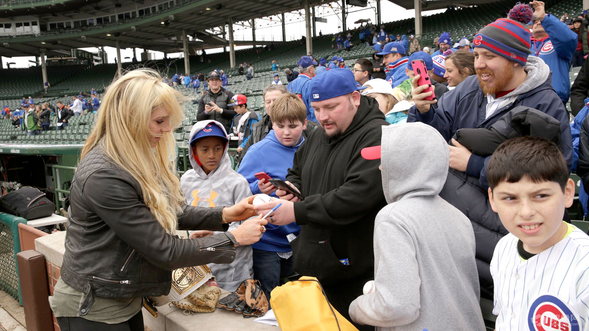 夏洛特和瑞克·福莱尔参观芝加哥小熊队比赛