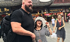 WWE巨星大秀哥抵达上海，偶遇粉丝！