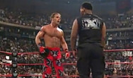 拳击经典：迈克·泰森客串WWE 重炮KO心碎小子