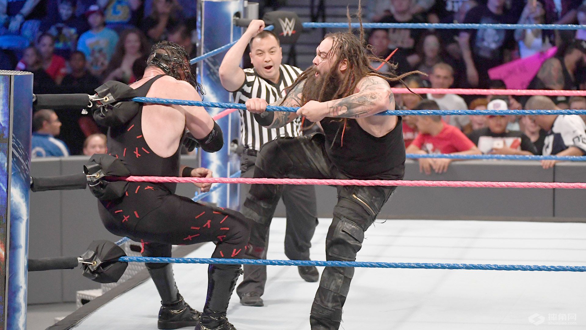 怀亚特与恶魔凯恩之间的激烈战斗《WWE SmackDown 2016.10.05》