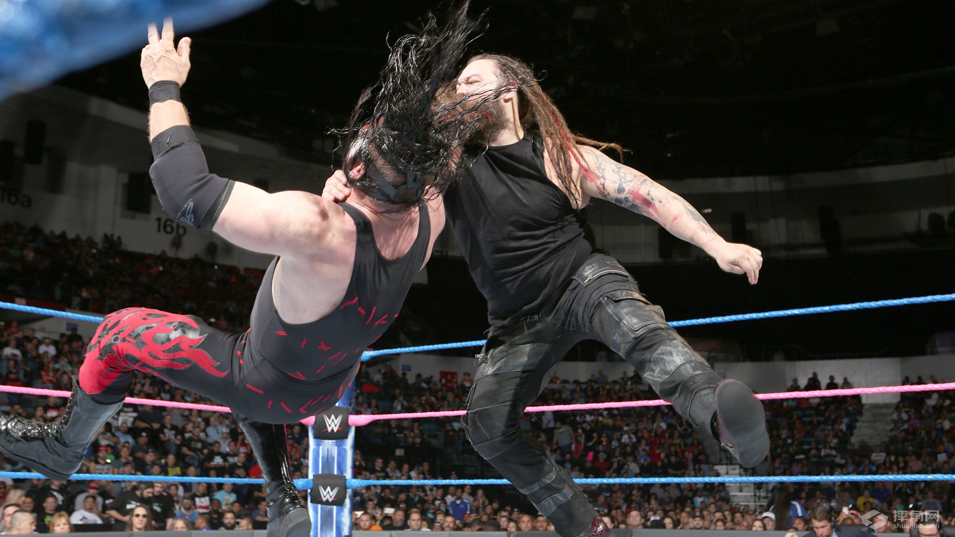 怀亚特与恶魔凯恩之间的激烈战斗《WWE SmackDown 2016.10.05》
