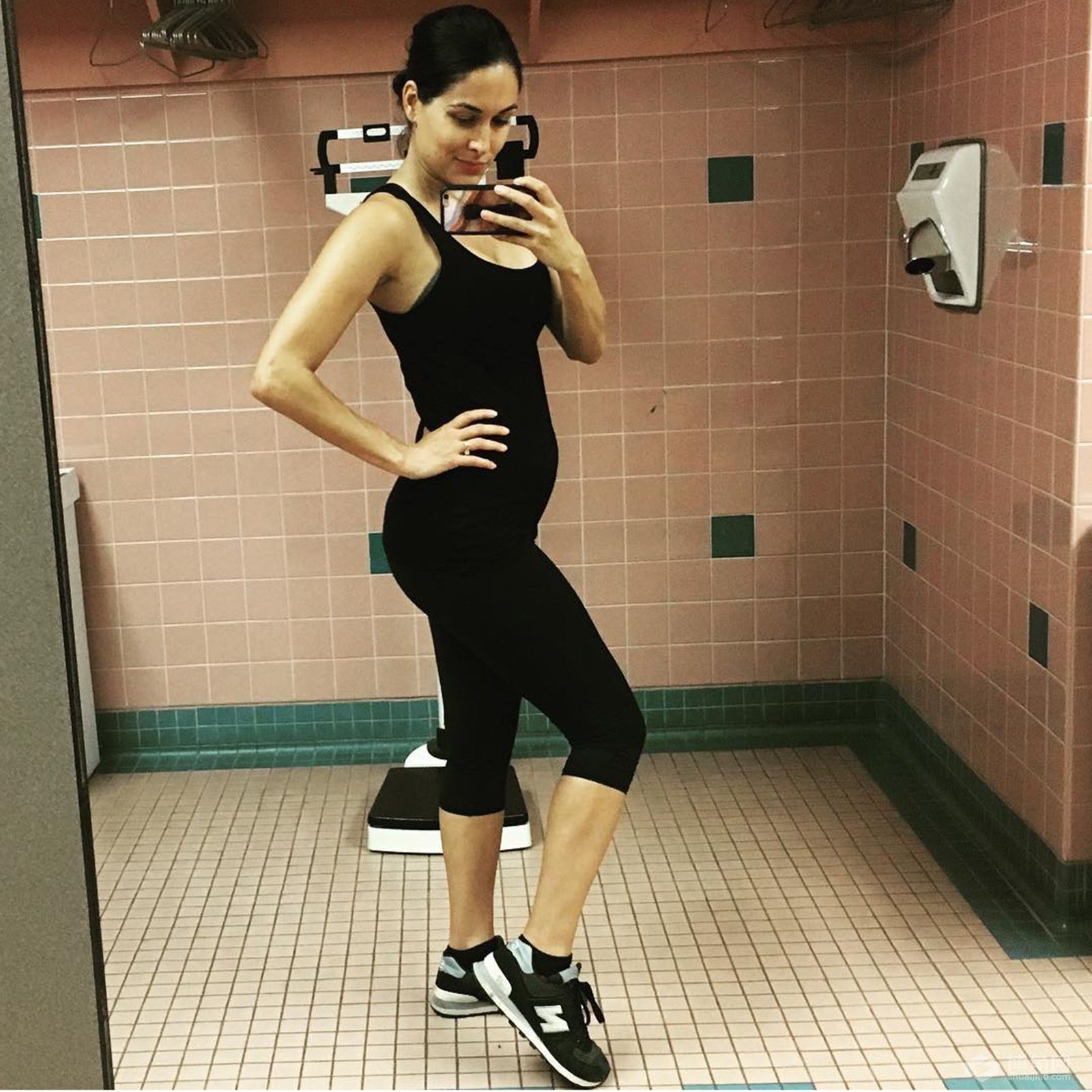 Instagram最佳照片，布里幸福晒孕肚照！