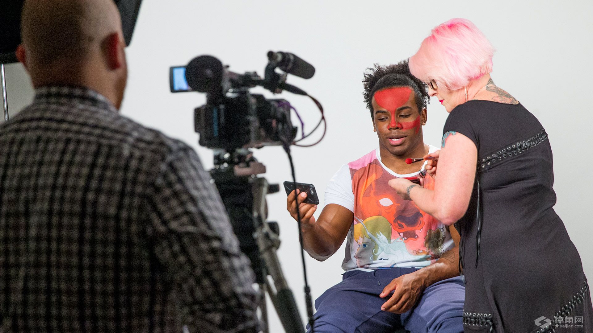 万圣节直击WWE化妆间，巨星油彩这样画！