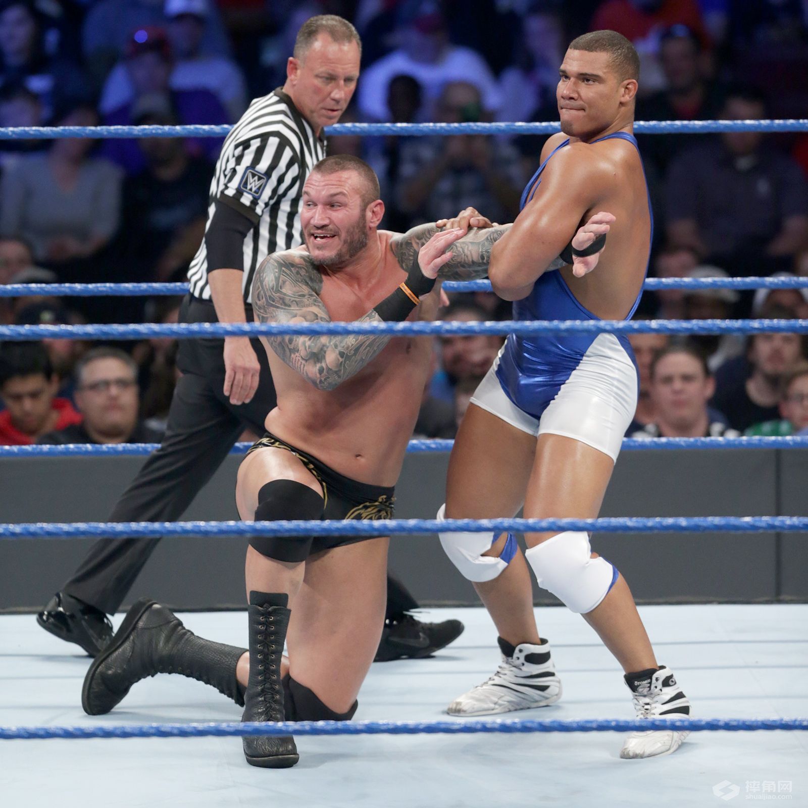 阿尔法胜利在即，卢克哈勃突然出现干扰了比赛！《WWE SmackDown 2016.11.30》
