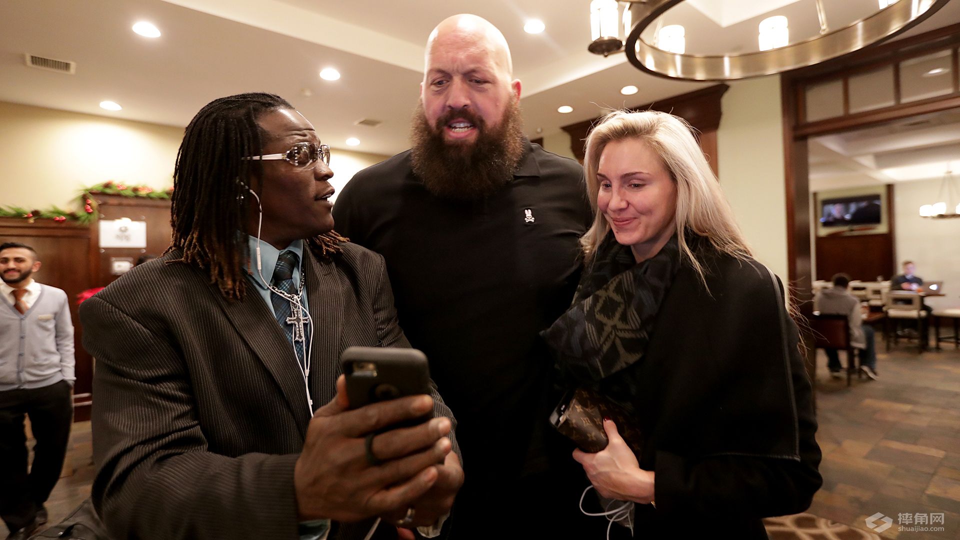 WWE超级明星踏上部队握手之旅！