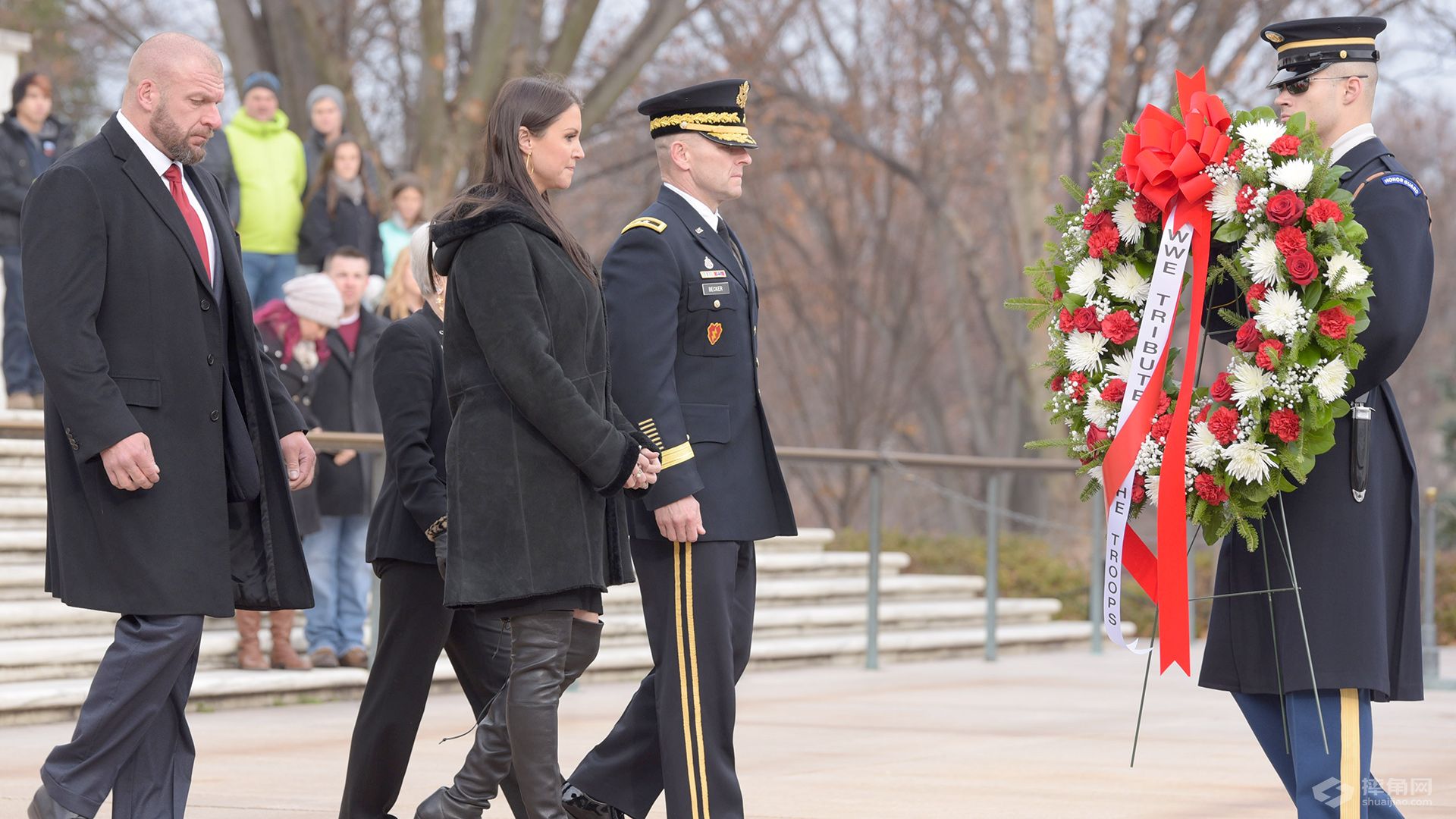 HHH和斯蒂芬妮访问无名战士墓