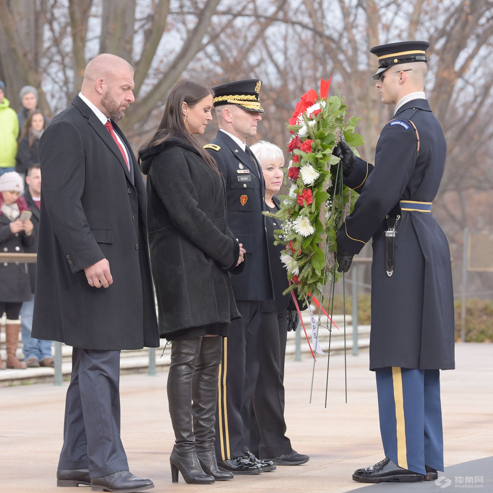 HHH和斯蒂芬妮访问无名战士墓