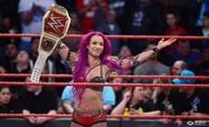 莎夏·班克斯：WWE史上最佳女摔角手会在我和夏洛特中产生