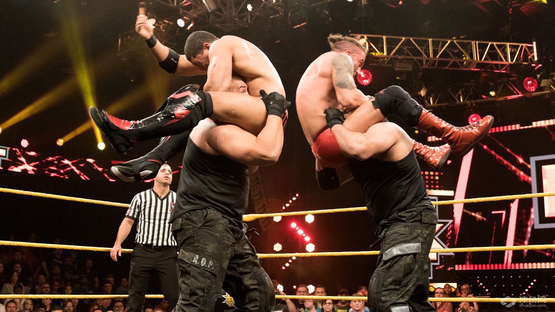 博比·鲁德在四面楚歌赛中脱颖而出，成为头号挑战者！《WWE NXT 2016.12.22》