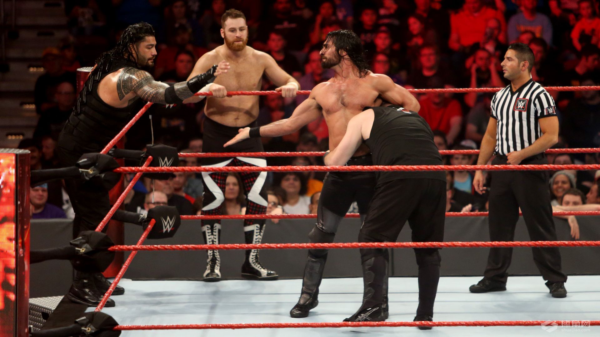 三对三组队赛，罗曼惨被偷袭！！《WWE RAW 2017.01.17》