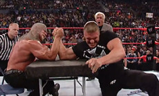 WWE十大体能比拼 王中王Triple H挑战掰手腕