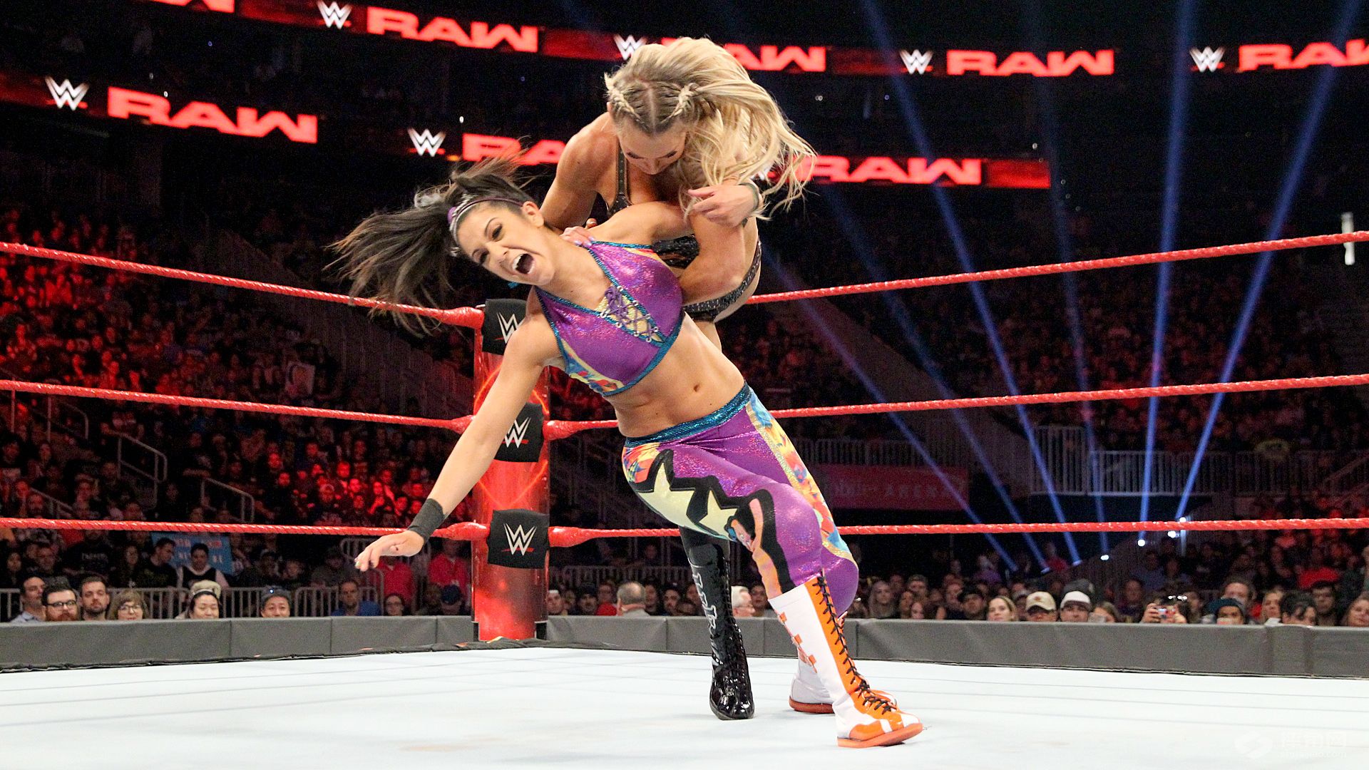 贝莉挑战Raw女子冠军夏洛特，好友莎夏助其解围！《WWE RAW 2017.02.14》