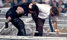WWE历史上最经典的一刻，送葬者高空虐杀米克·佛力！