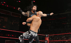 《RAW 2017.02.21 》战报：罗曼再次一挑二，伍兹狂砸拉娜平板！