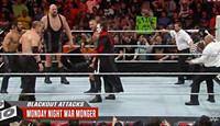 WWE十大致命突袭！圣盾暴打洛克，斯汀助阵毒蛇RKO!