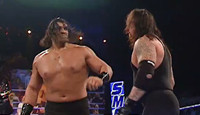 WWE十大巨人被虐瞬间 他居然一掌劈倒了送葬者！