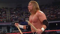 十大WWE明星爱物被毁瞬间：他居然一掌劈断了HHH的大锤！