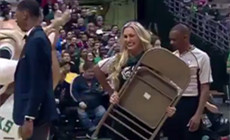 WWE女星夏洛特持铁椅攻击NBA球队吉祥物！