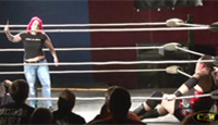 CZW美女被壮汉爆摔砸椅子，暴打失控，比赛中竟拿出刀来！