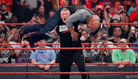 布洛克给新晋WWE全球冠军高柏送贺礼，一记F5震惊全场！