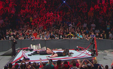《RAW 2017.04.18》战报：巨人之间的硬派对决，二人将擂台彻底粉碎