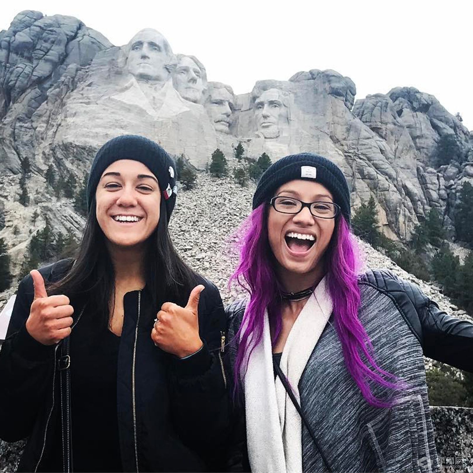 Instagram最佳照片，尼基试婚纱他们即将结婚？