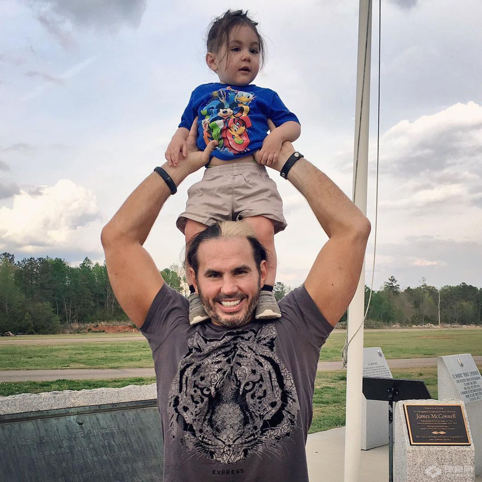 Instagram最佳照片，尼基试婚纱他们即将结婚？