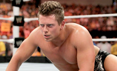 WWE RAW直播后，被众人暴打的又是米兹