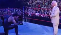 WWE史上那些感人瞬间：送葬者单膝跪地致敬瑞克·福莱尔（中字） 