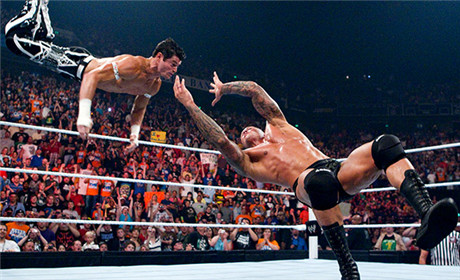三个摔角手讽刺兰迪·奥顿，一同使出RKO！