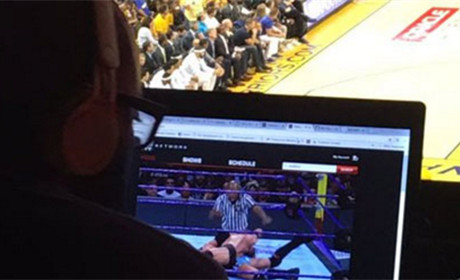 不务正业！NBA总决赛记者竟偷看WWE《极限规则》