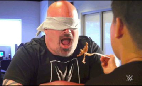 WWE教练组挑战中国黑暗料理：牛肚 鸡爪 松花蛋 这酸爽够味!