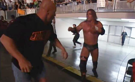 WWE十大场外斗殴事件，HHH打的奥斯汀满场跑！