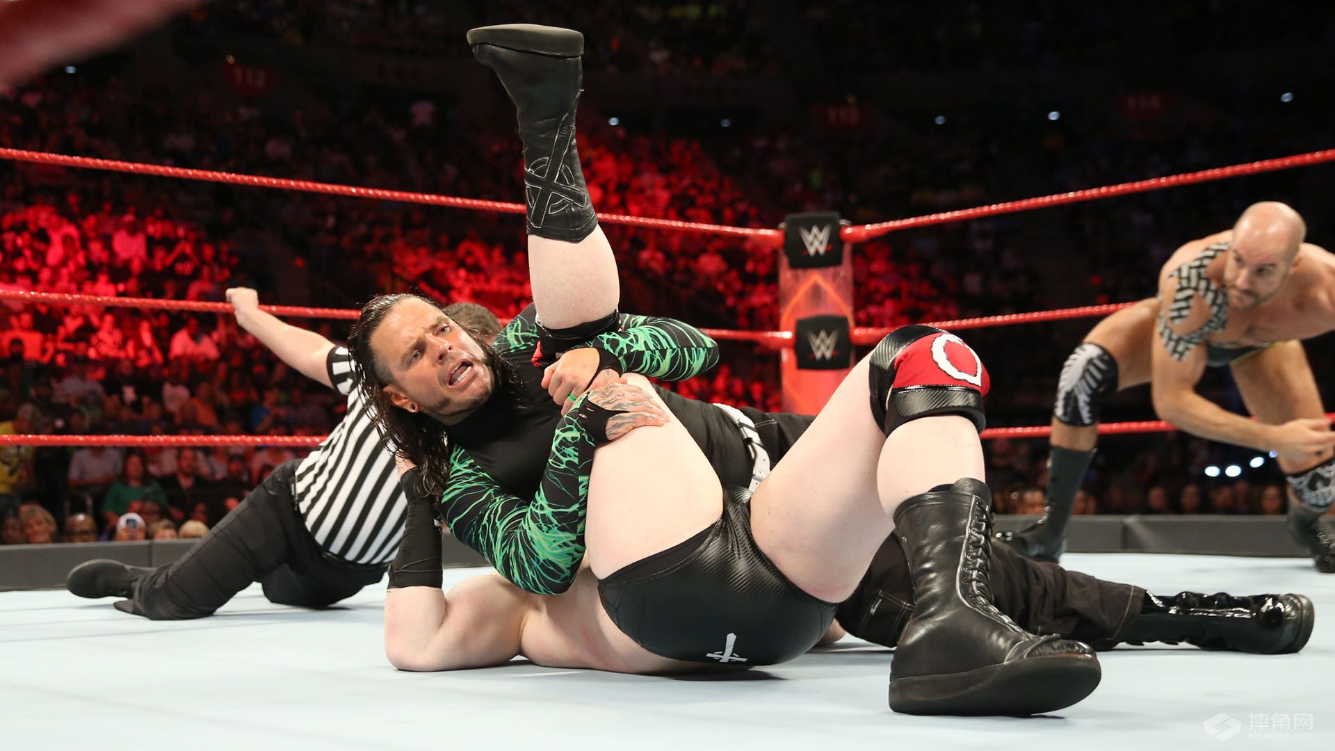 三战两胜双打赛，哈迪兄弟冲击冠军腰带！《WWE RAW 2017.06.13》