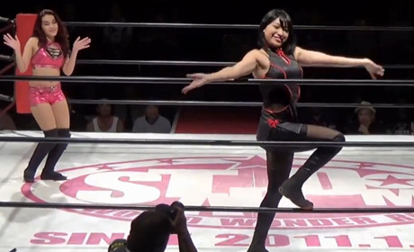 日摔Stardom第六日：国外选手搔首弄姿摆姿势，日本美女暗施偷袭！