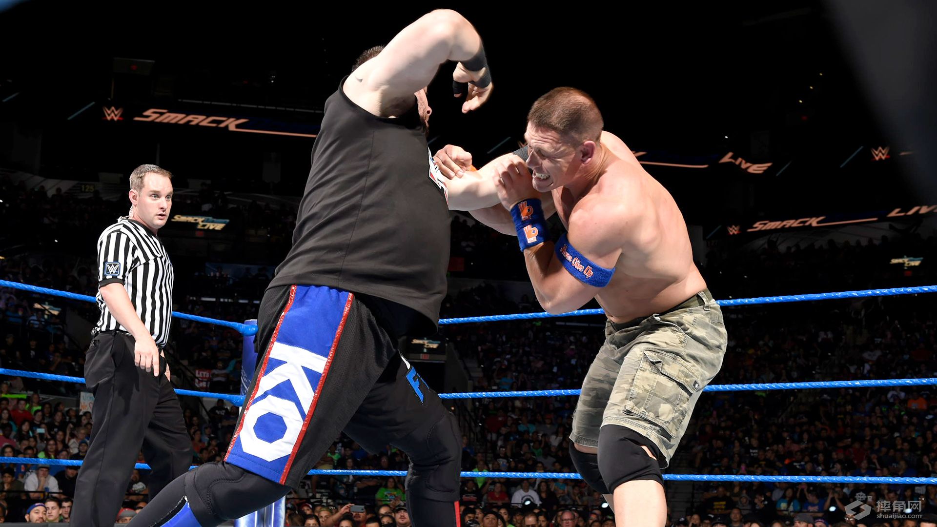 AJ倒挂金钩成为比赛的转折，与塞纳强强联手爆摔欧文斯！《WWE SmackDown 2017.07.12》