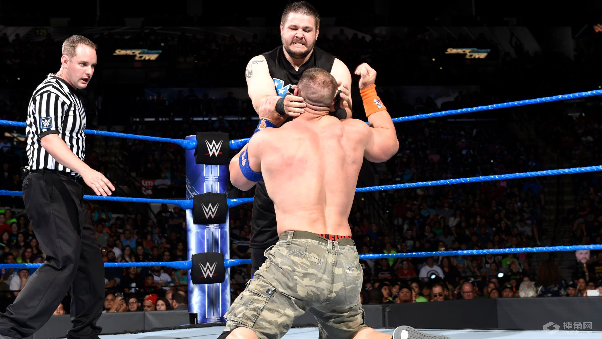 AJ倒挂金钩成为比赛的转折，与塞纳强强联手爆摔欧文斯！《WWE SmackDown 2017.07.12》
