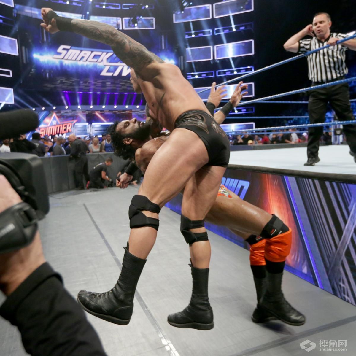 兰迪一雪前耻，赛后被鲁瑟夫大脚踹倒！《WWE SmackDown 2017.08.09》