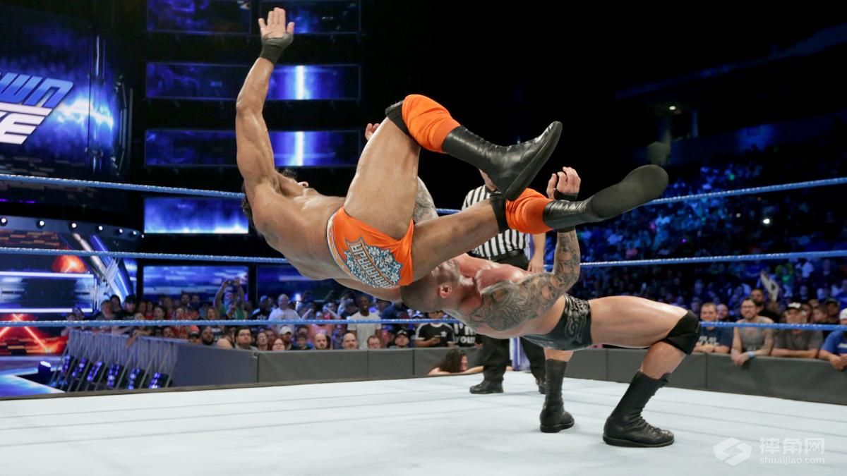 WWE腰带总是让人垂涎三尺，毒蛇偷袭老中医！《WWE SmackDown 2017.08.30》