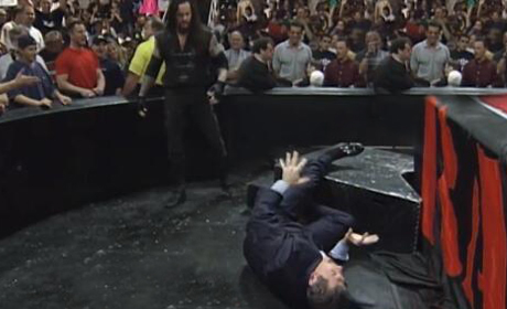 WWE十大台阶攻击：送葬者打断老麦小腿！