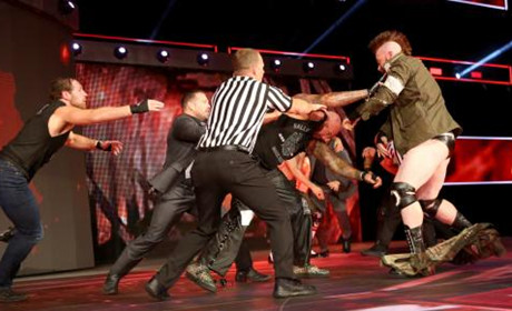 《RAW 2017.09.12》战报：安布罗斯和罗林斯被四人合力围攻！