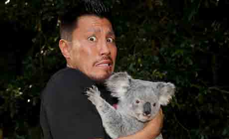WWE明星参观澳大利亚动物园！户泽阳小心你的脖子！