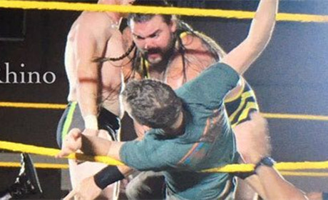WWE粉丝冲上擂台，被选手一脚踢在脸上！
