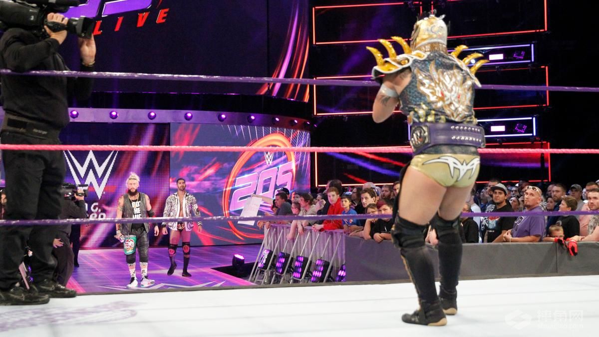 恩佐再次败给了新任轻量级冠军卡利斯托！《WWE 205 Live 2017.10.11》